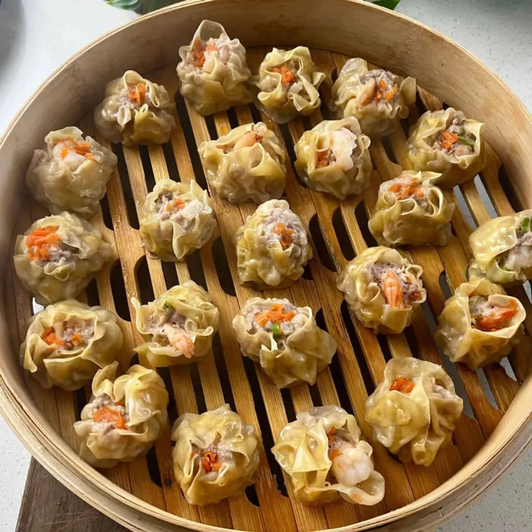 Siomay dalam kukusan bambu